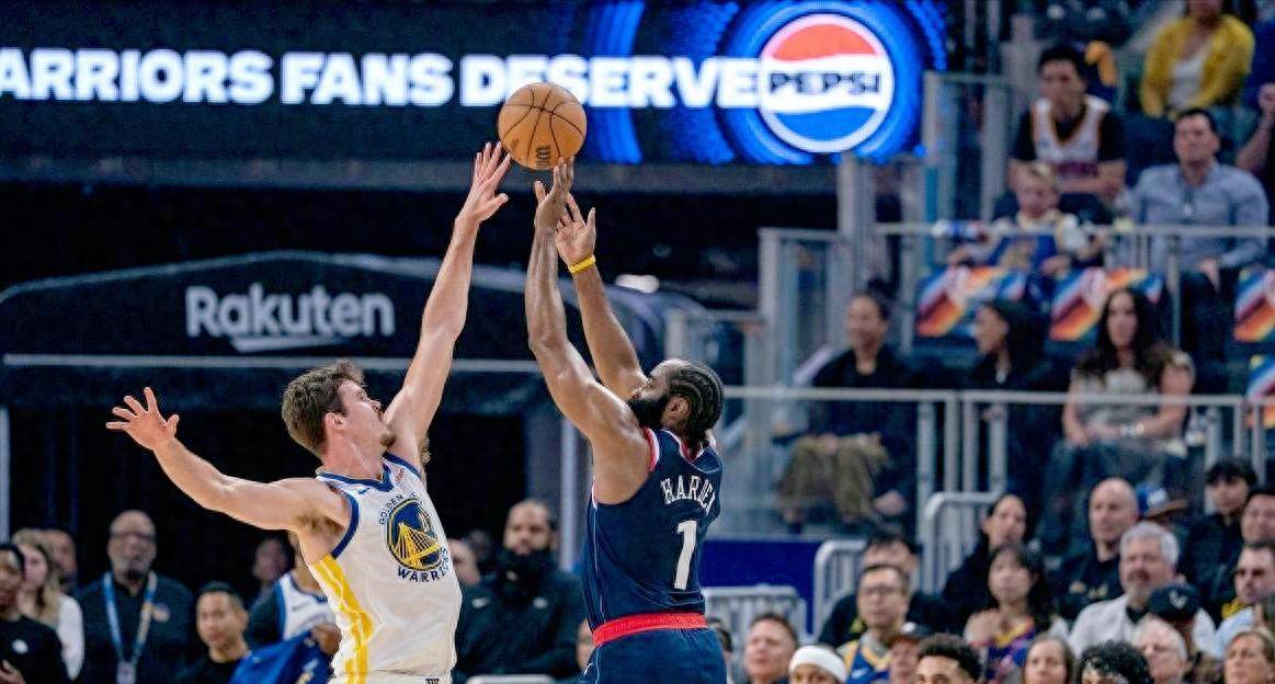 包含洛杉矶快船训练开放日，关键时刻调整名单引欢呼，NBA总决赛在即，身体对抗强度拉满的词条