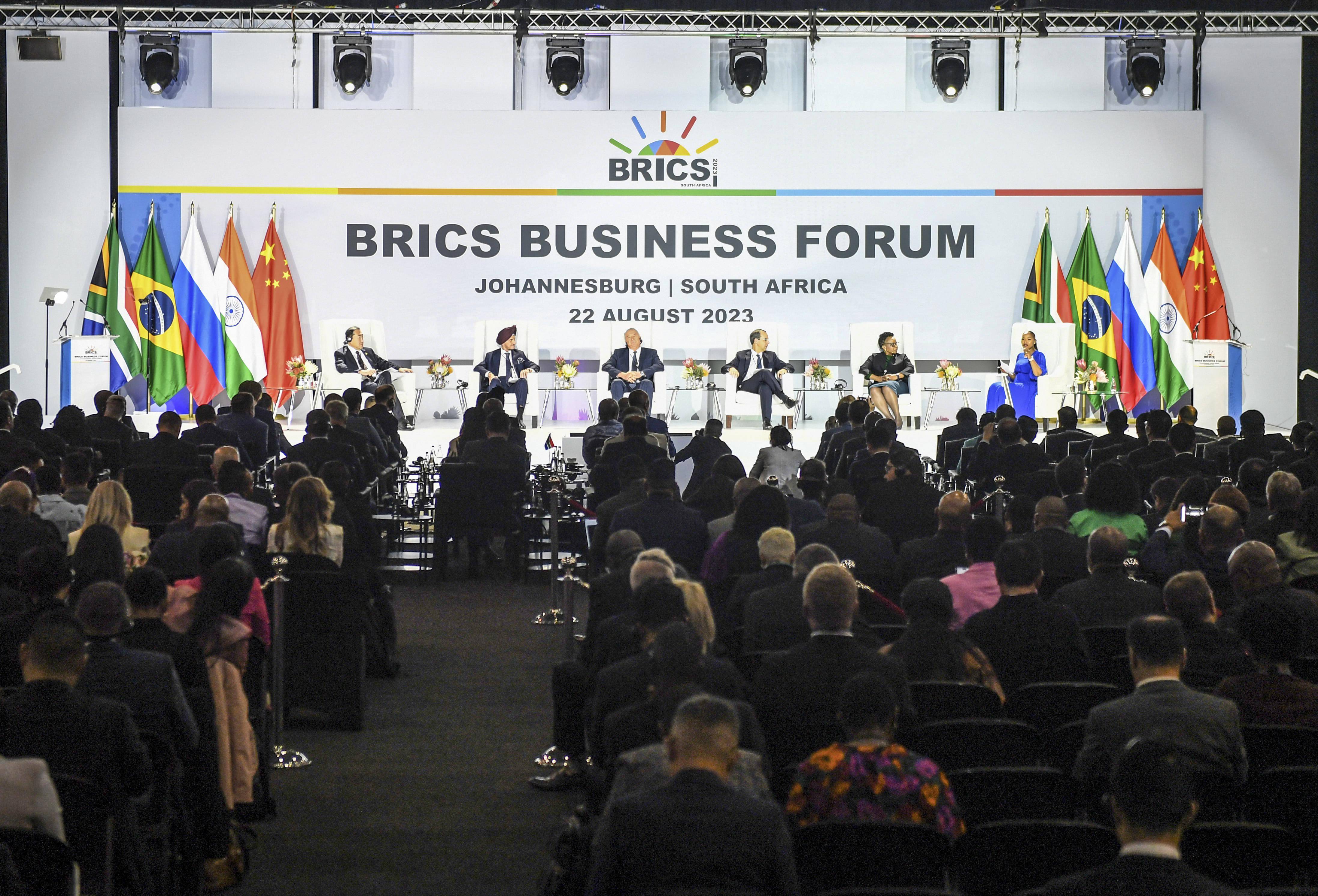 包含皇家马德里迎社区盾关键赛，加时末段回应争议，赛场秩序良好，数据趋势出现新变化的词条